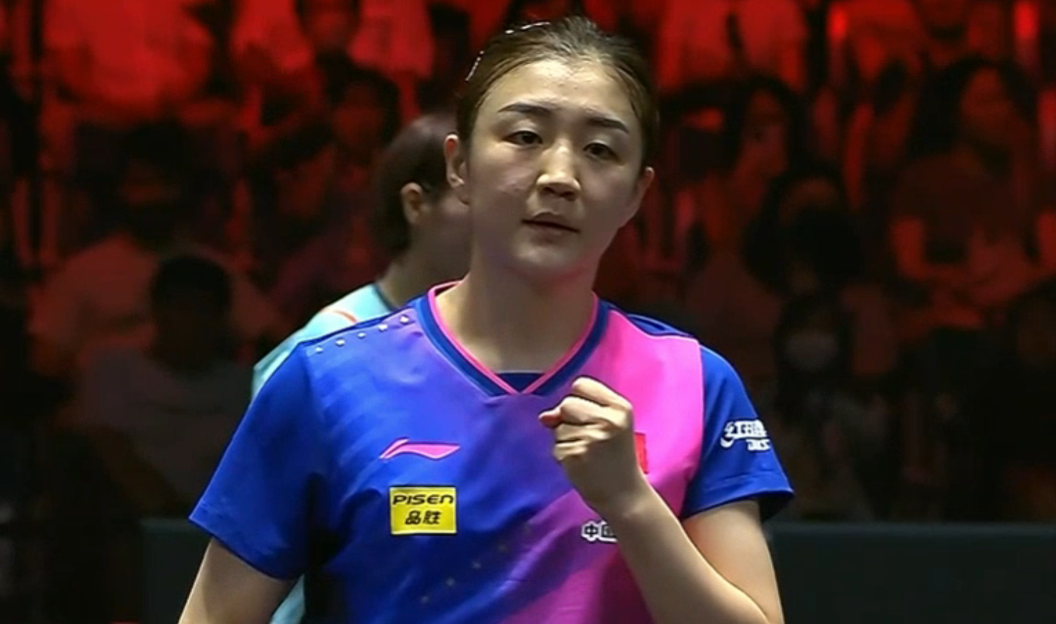 原创30穿裙子的陈梦开门红大腿肌肉线条明显马琳场边激动鼓掌