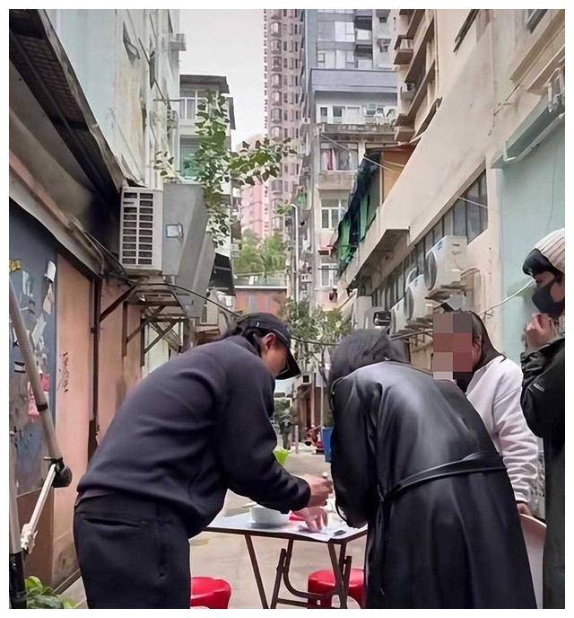 另外,陈奕迅和岑宁儿的友情更是为我们立下了一座丰碑!