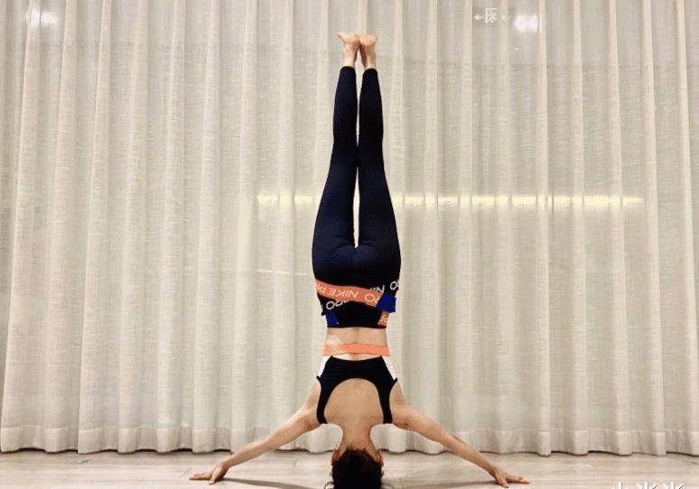 有种励志叫王子文练瑜伽姿势越来越高级装备越来越少