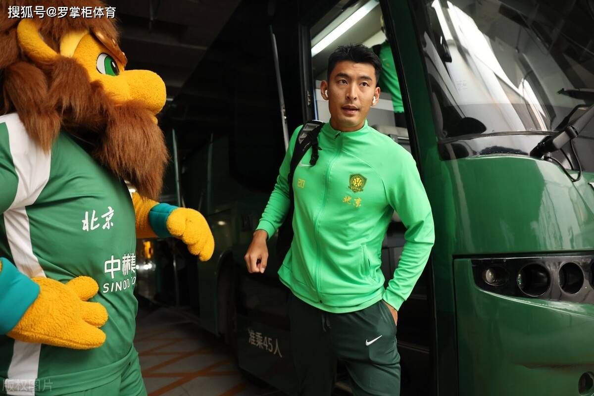 比如说苏亚雷斯坚持要让国安踢三中卫,而且还因此重用柏杨.