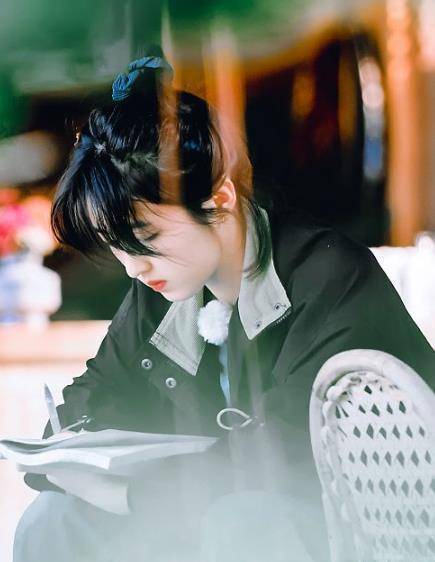 张子枫为冲刺高考一边录节目一边刷题手中的练习册太熟悉了