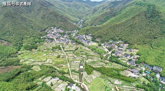 图为位于莫干山北麓的仙潭村,连绵起伏的群山,苍翠欲滴的竹海,错落有