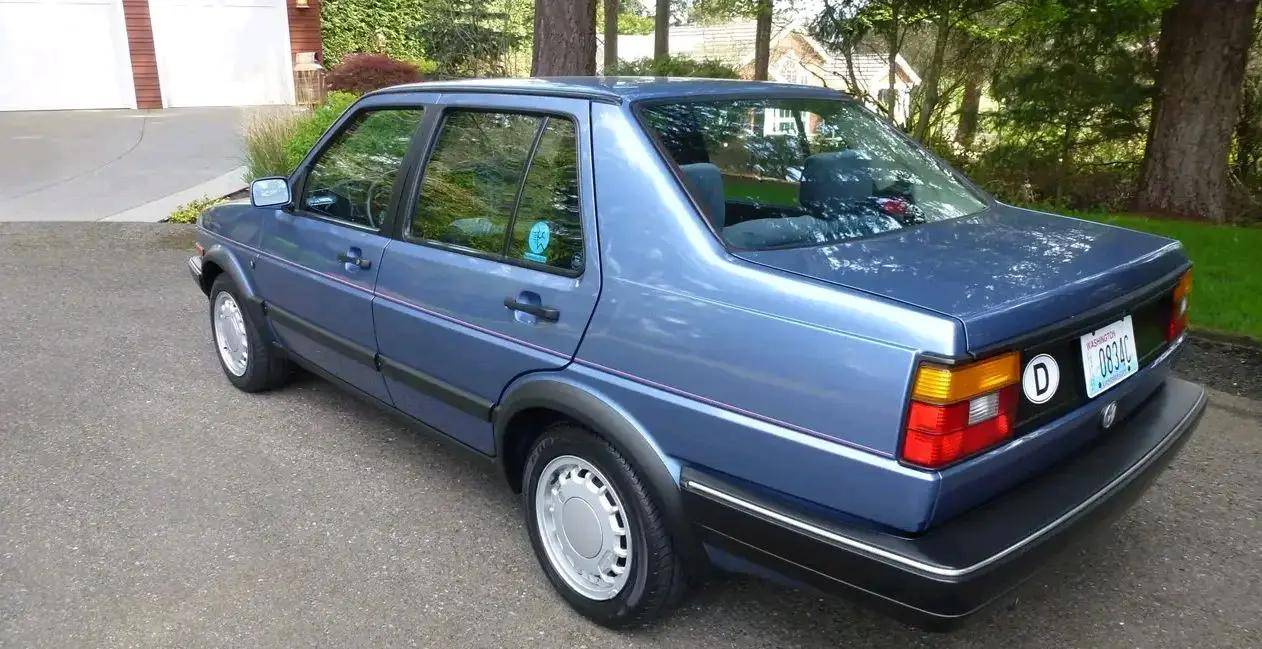 实拍第一代"大众捷达",桑塔纳同款1.6引擎 4at,回忆满满