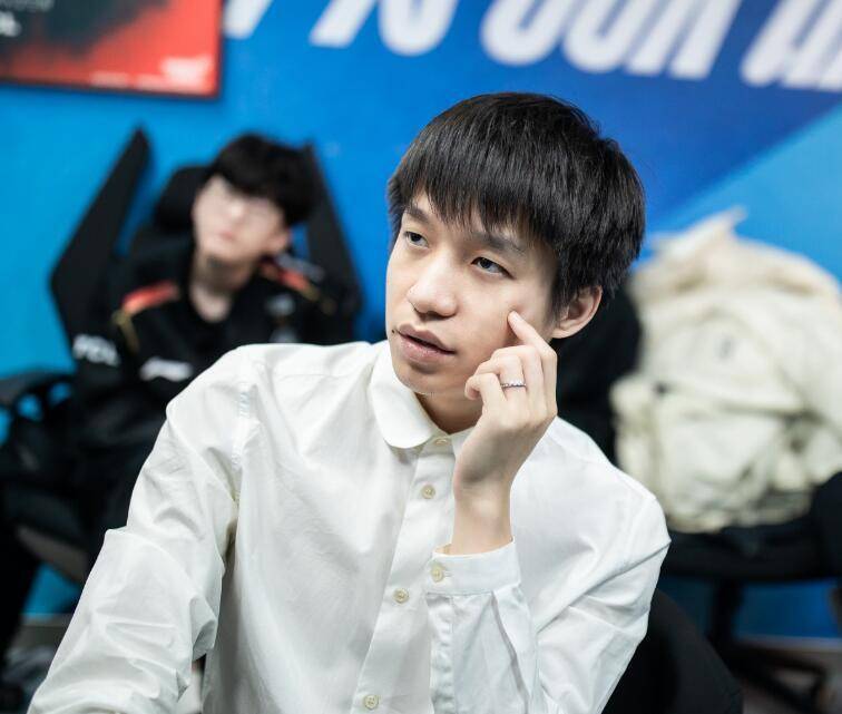 原创edg从头再来厂长剃光头上场bp痞帅风格让女粉丝尖叫