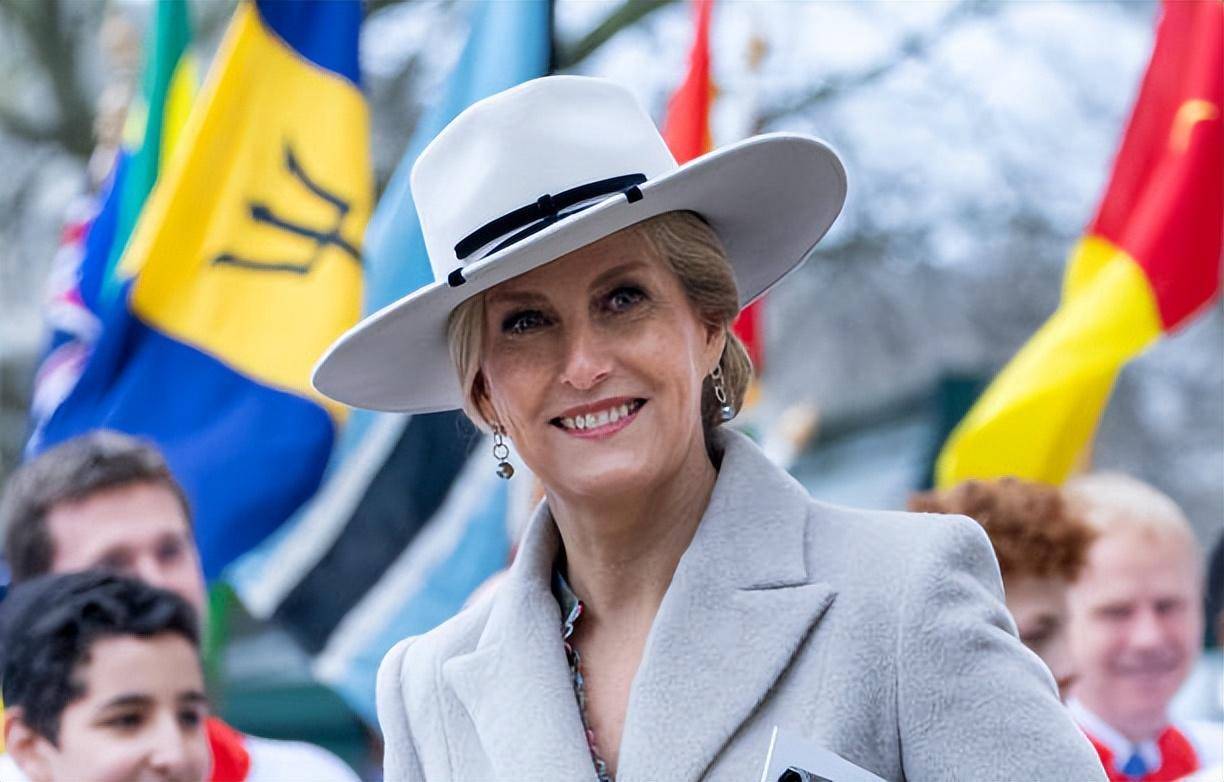 原创被英女王小儿媳美到了穿2万7的米色大衣惊艳亮相不输卡米拉