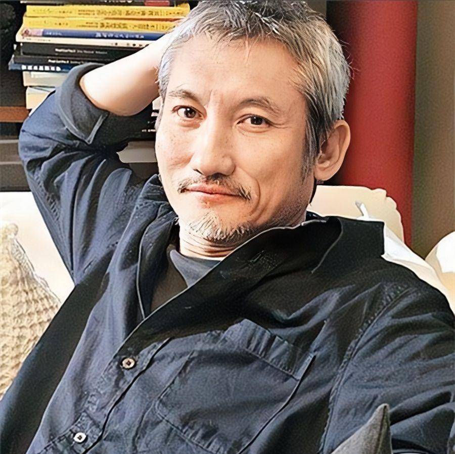 回归单身之后,徐克便和年轻的小助理女友乐乐在北京同居了,此后便很少