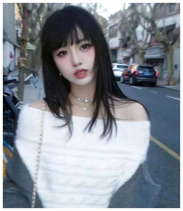 汪峰女儿18岁留学照抢眼身材惊艳漫画腿吸睛