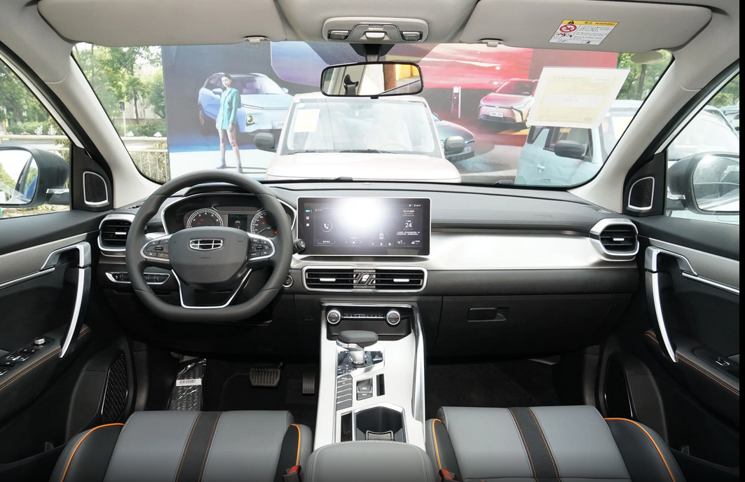 58万元,除了轮胎尺寸升级到215/55 r18以外,座舱内的仪表盘也换成了7