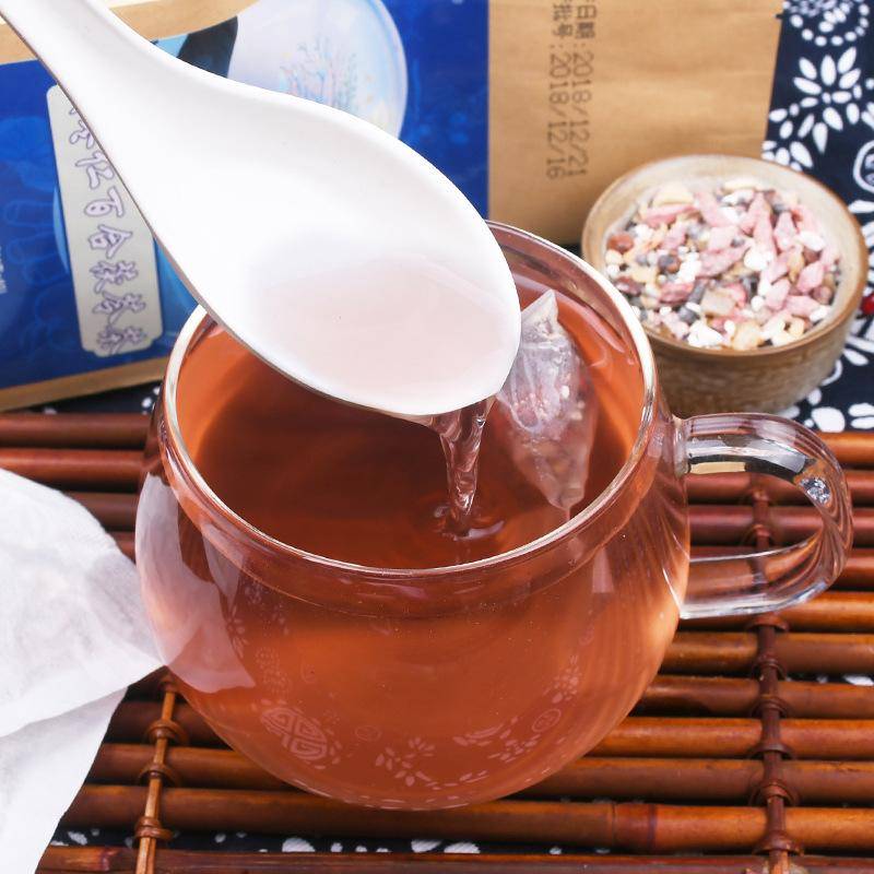 翠玉绿茶的清爽与红枣的醇香相互交织,让这款茶饮成为了一种独特的