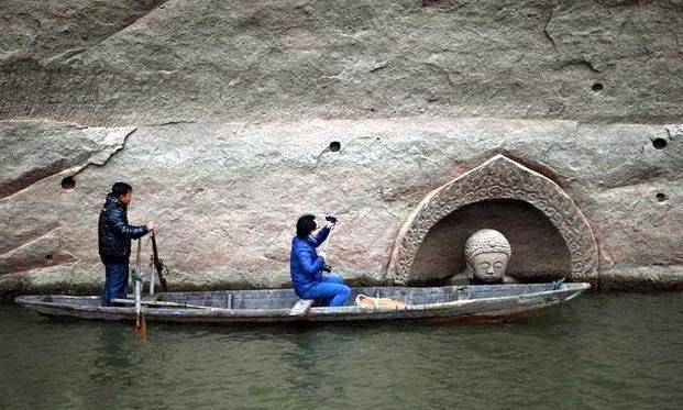 原创江西洪门水库改造闸门水位降低发现一佛像专家可能有古镇