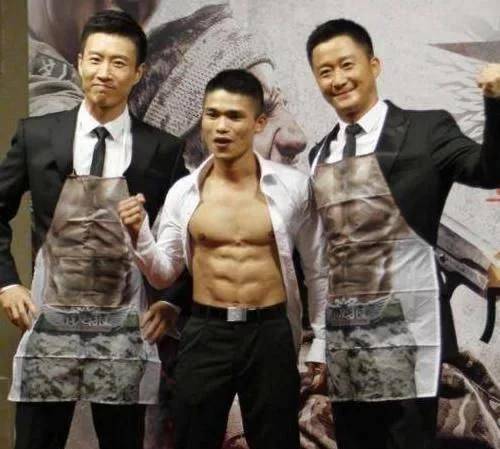 他从小跟着父亲学习武术,体能特别好,在入伍之前曾是一名专业的运动员