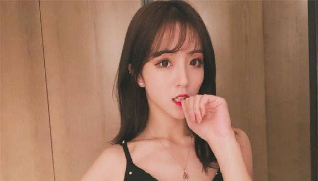 由于双方签约才1个月,而且是由于杨凯莉一方的不当行为导致双方契约