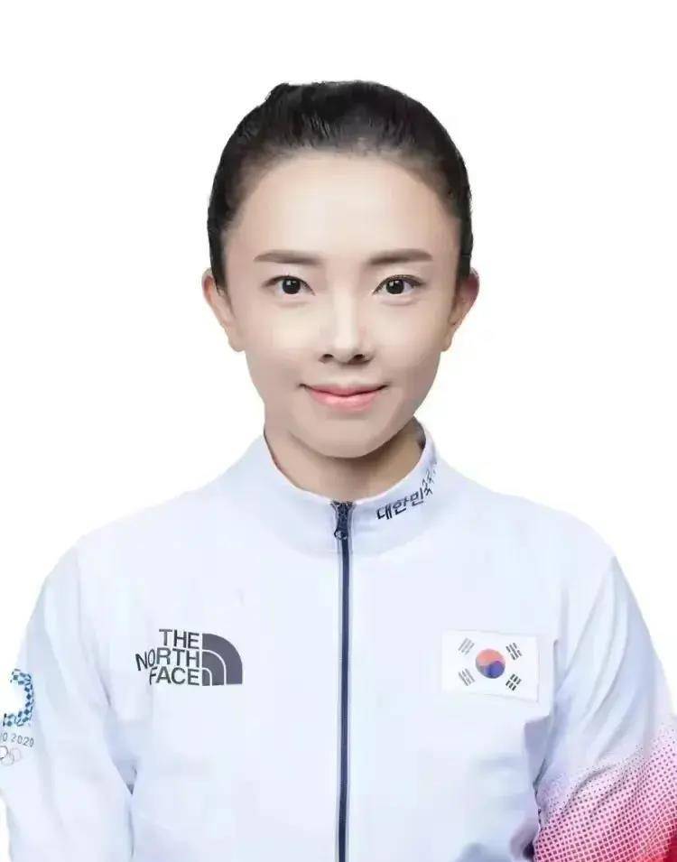 田志希,原名田亚楠,出生在河北一个普通的家庭.