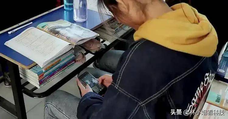 杀鸡儆猴学校禁止带手机老师没收后当场砸烂网友有点过分了