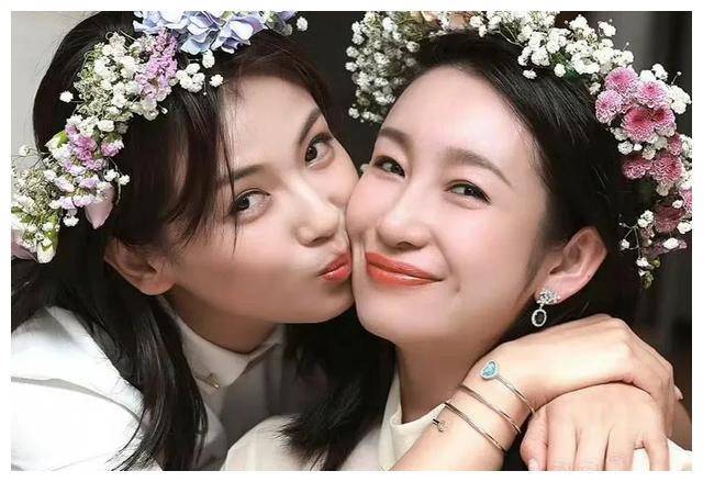 拥抱的魔力揭秘秦海璐与刘涛的深厚姐妹情谊惊人内幕