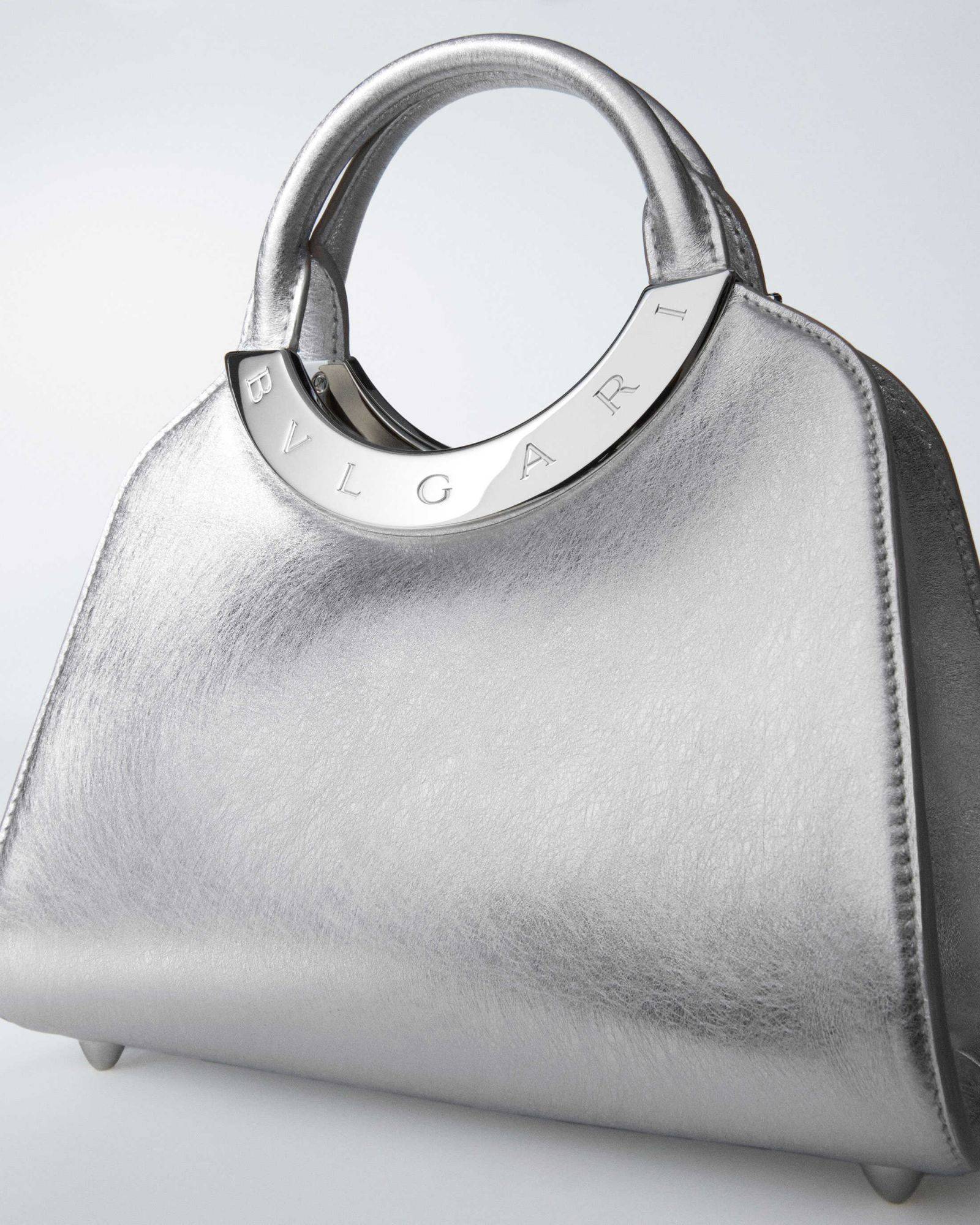 bvlgari宝格丽耀目推出全新bvlgariroma系列手袋以经典品牌logo打造