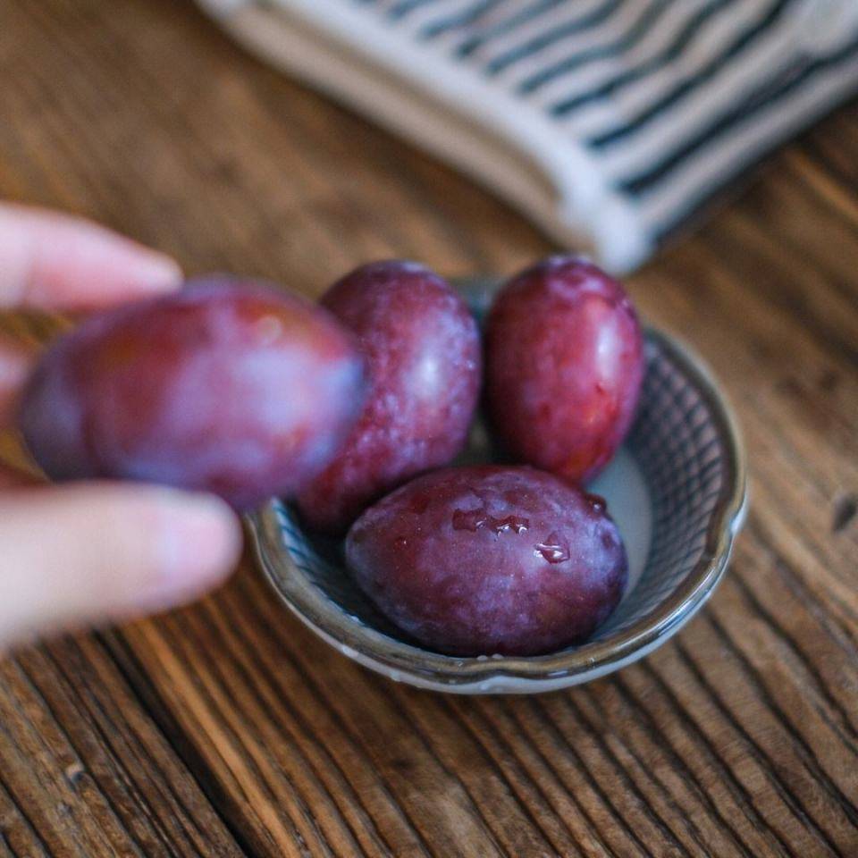 西梅被称为"通便果",建议便秘的人,每天坚持吃,排便更顺畅_水果_含量_