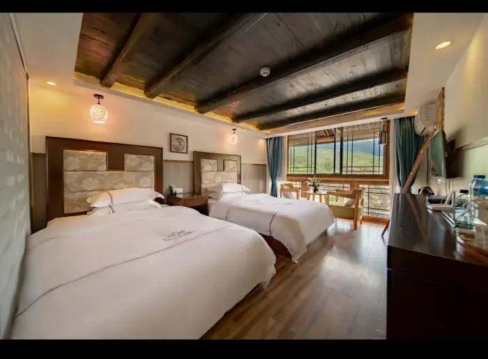 亲自安排专车接站,把我送到酒店(酒店都是豪华型酒店住宿条件很不错)