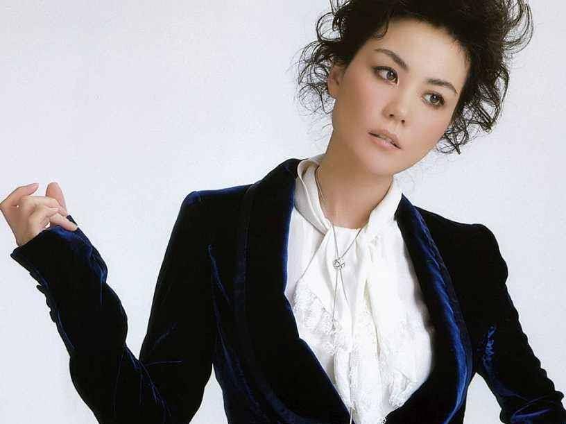 也有细心的网友注意到,王菲与粉丝的关系也并没有乱七八糟.