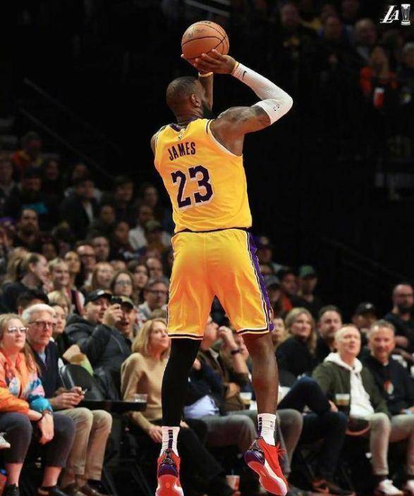 原创正式签约管理层放弃补强肉盾中锋奥拉迪波现身湖人训练营