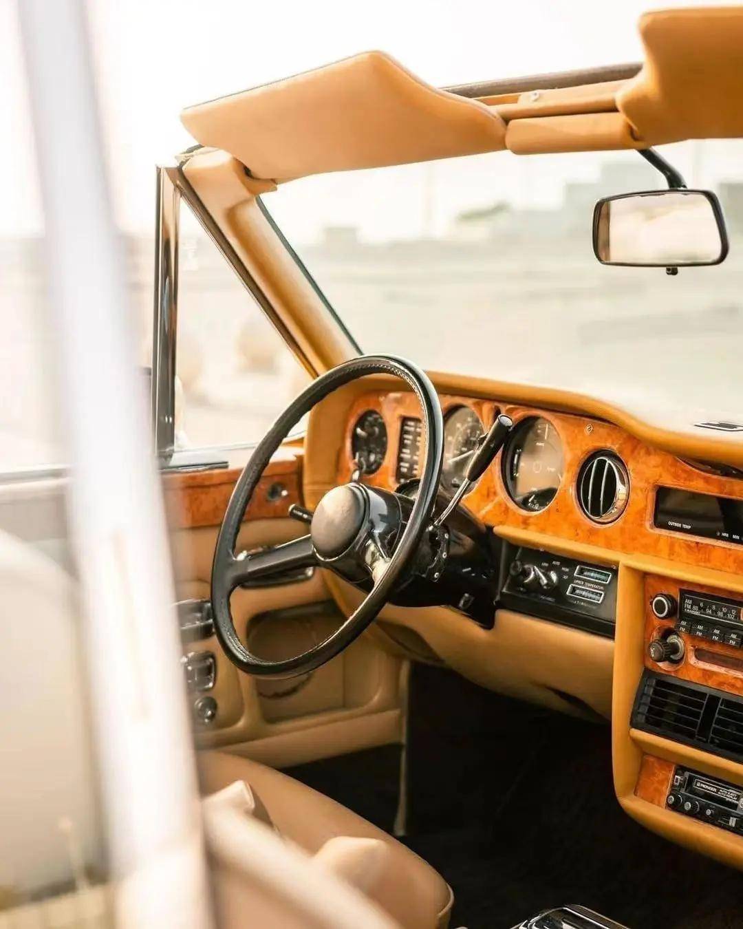 一部金色的劳斯莱斯corniche敞篷车 值得欣赏_搜狐汽车_搜狐网