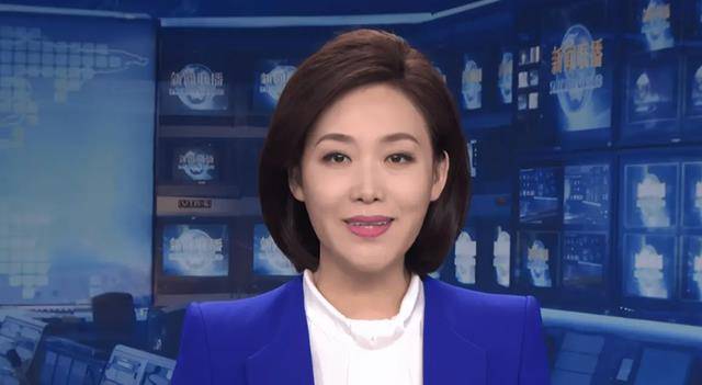 新闻联播主持人为何从不低头念稿难道全部背会了吗其实并不是