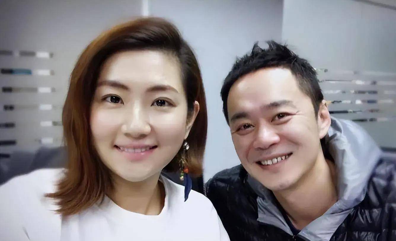 selina晒6月大儿子近照盘腿坐姿神似老大爷体重超标引发担忧