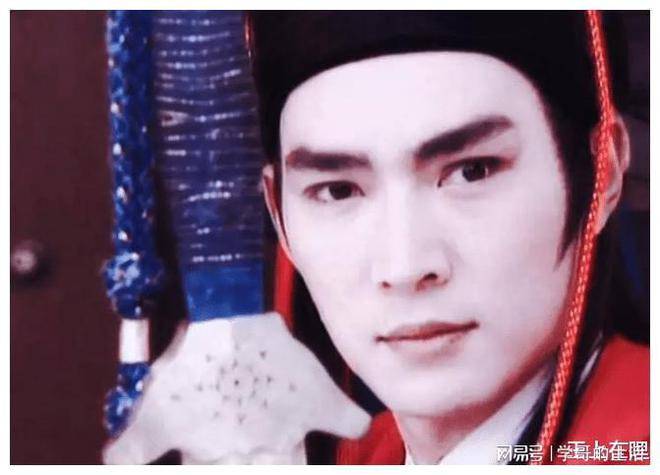 四个版本展昭前三位都是经典帅气就他是来搞笑的