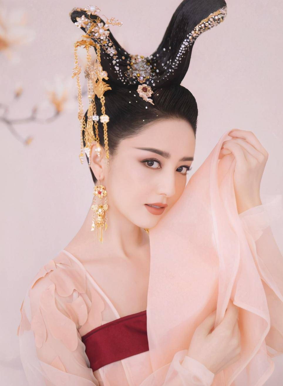 原创佟丽娅的辣妹裙火了看着就很挑身材很少有人能轻松驾驭