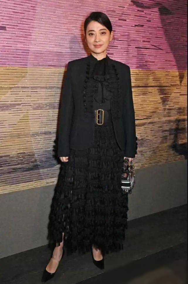 48岁梅婷携10岁女儿见世面她断崖式衰老撞脸倪萍女儿一张