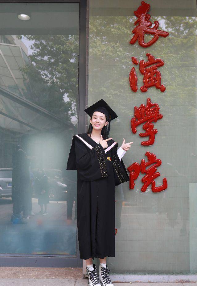 原创新生代女演员周也不仅颜值高而且演技特别好身材也非常完美