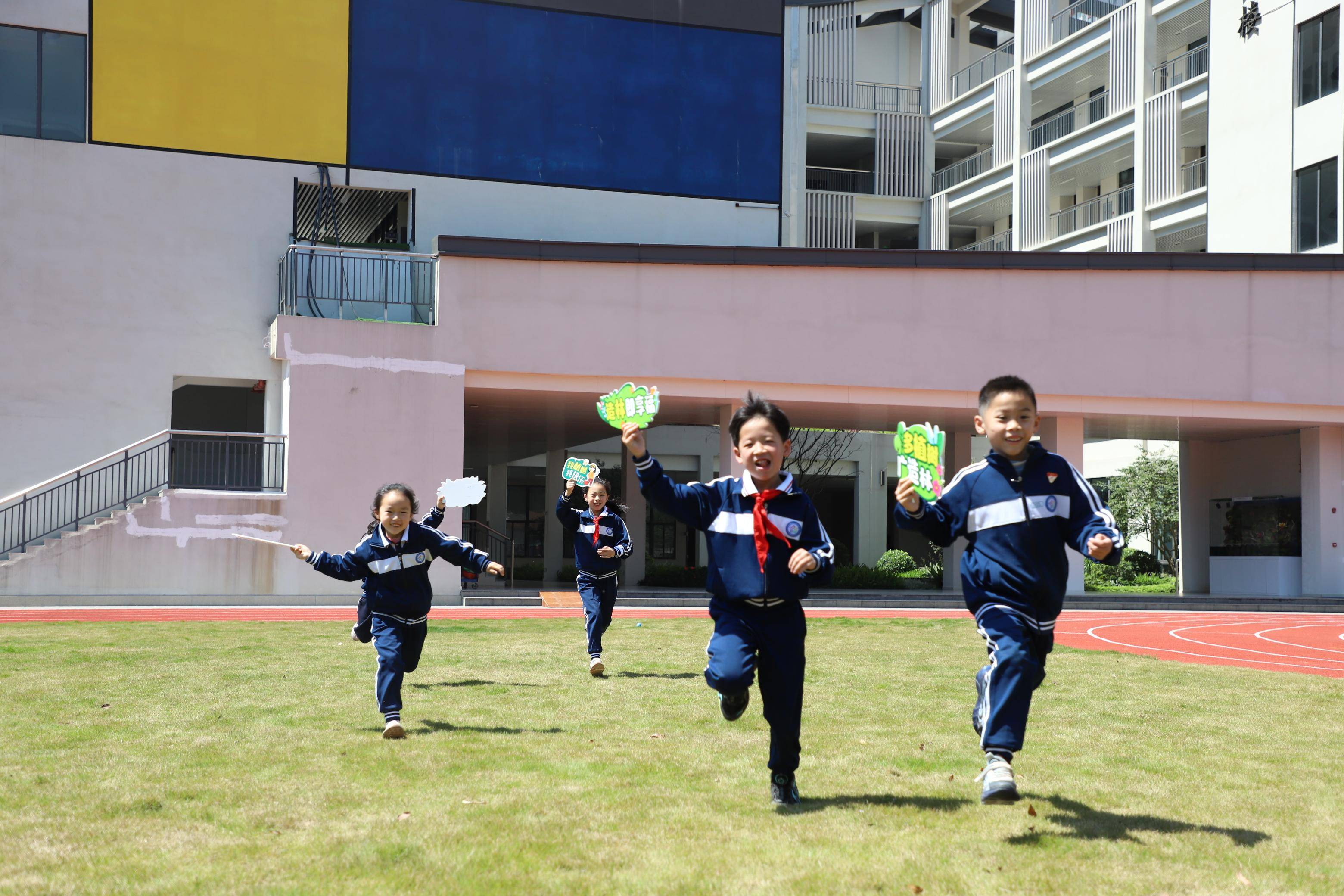 携手植青绿共赴好春光东荟花园小学三校区积极开展植树活动