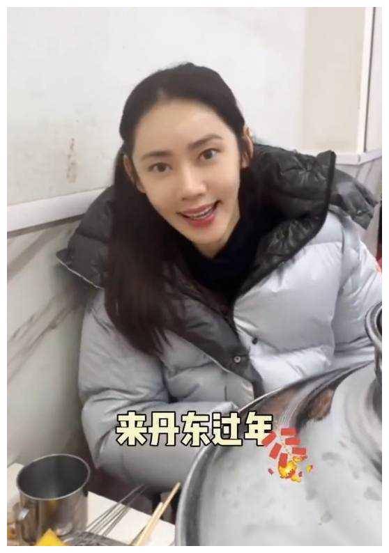 秋瓷炫带着老公和孩子回丹东,全家幸福吃烤串!_生活_美食_一家人