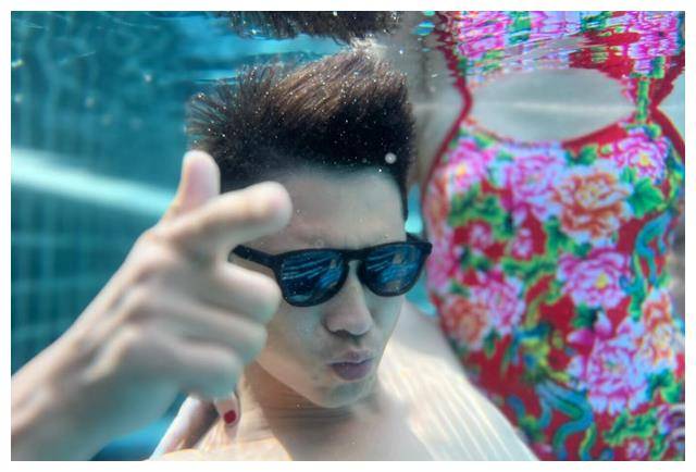 38岁李小萌穿泳衣潜泳首次挑战水下睁眼拍照王雷全程保驾护航