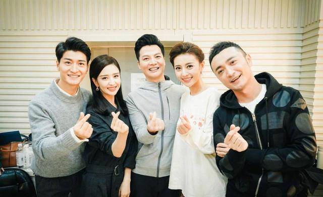 第二场比赛,央视著名主持人周迅的丈夫王智年龄最大,但只有一年的主持