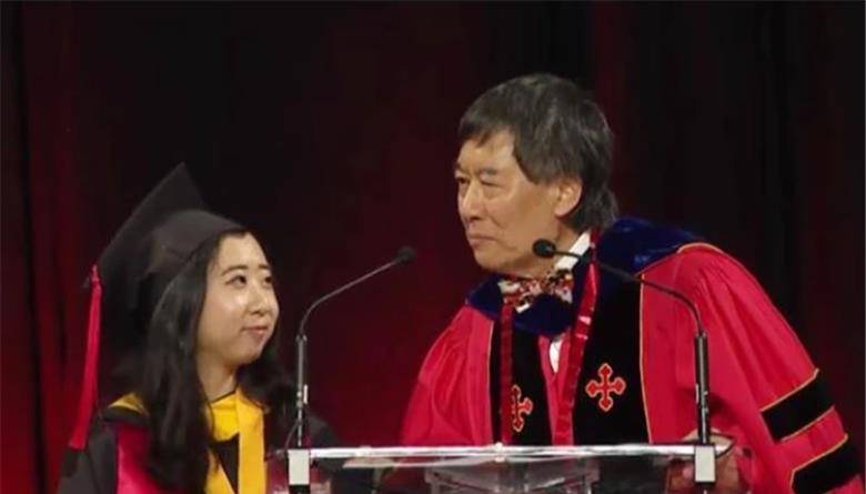 这名中国女孩名叫杨舒平,出生于云南.因自幼学习成绩优异,后赴美留学.