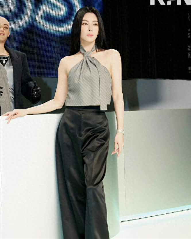 张雨绮又带火了一种新穿法肚兜阔腿裤时髦性感一般人不敢穿