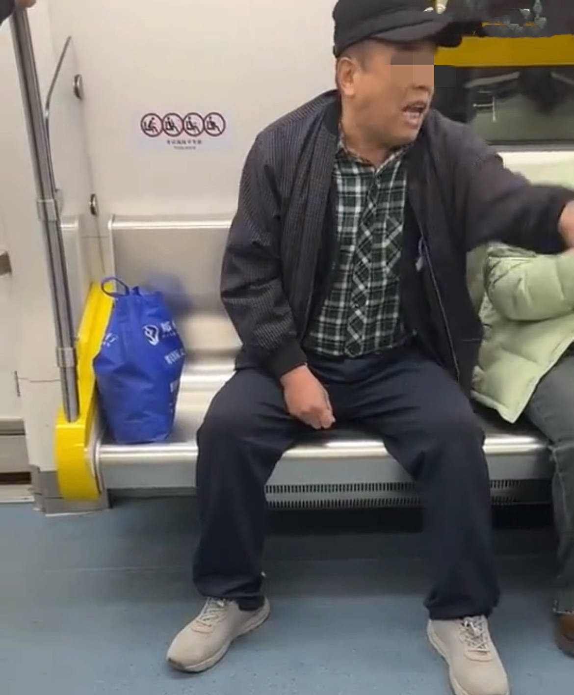 原创可恶大爷地铁抢座位一把薅起女孩使劲推开自己携包坐下