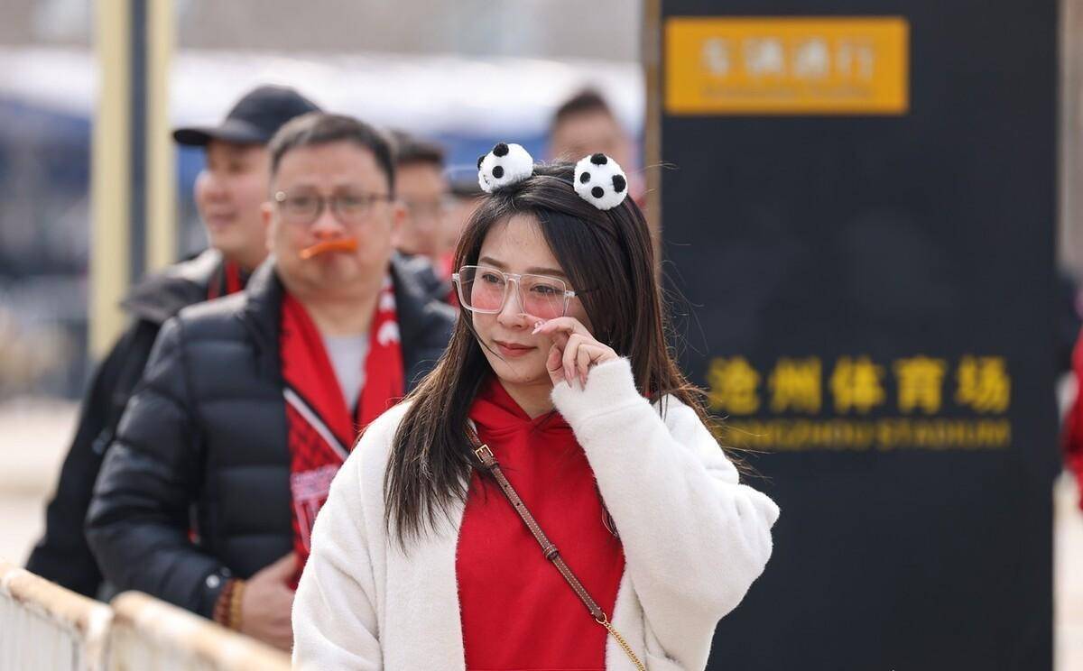 原创超萌成都美女球迷头戴大熊猫适逢三八节中超半边天风采来了
