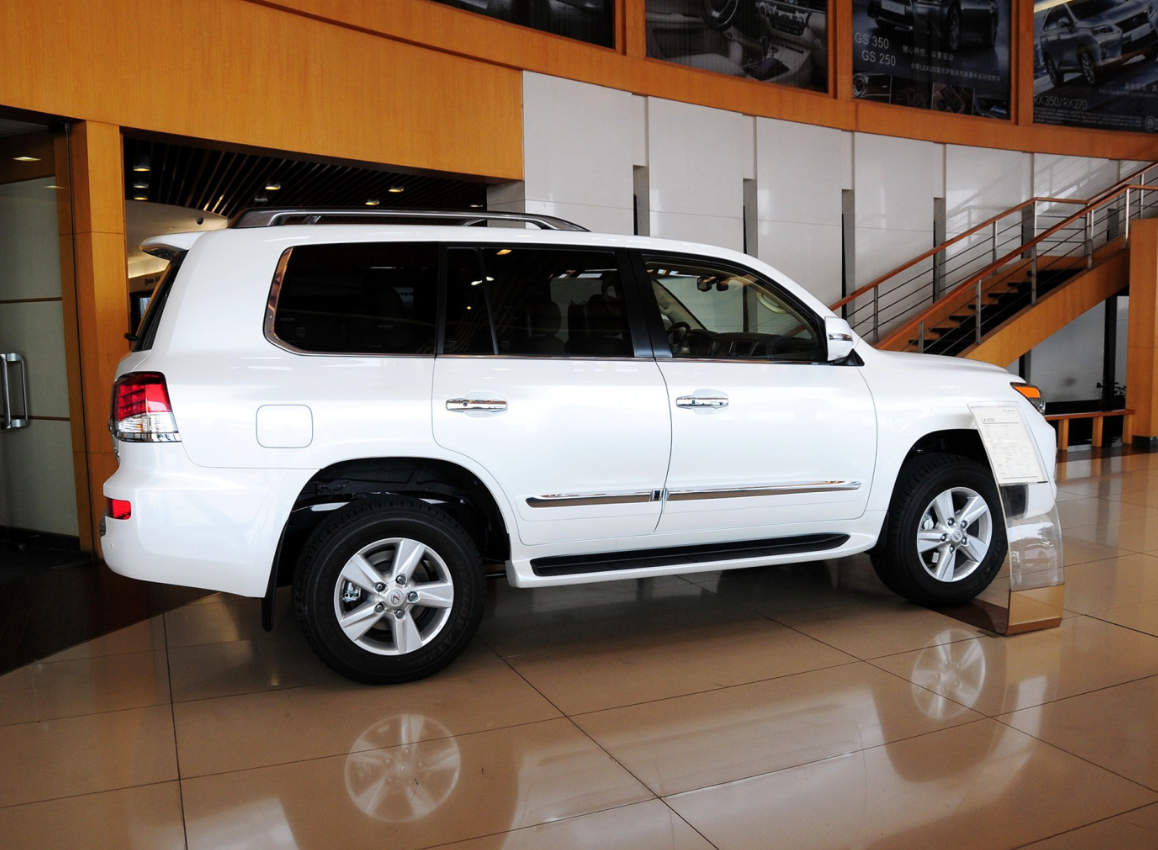 在旅途中,刘奕君驾驶的是一辆二手雷克萨斯lx470,这辆车的选择充分