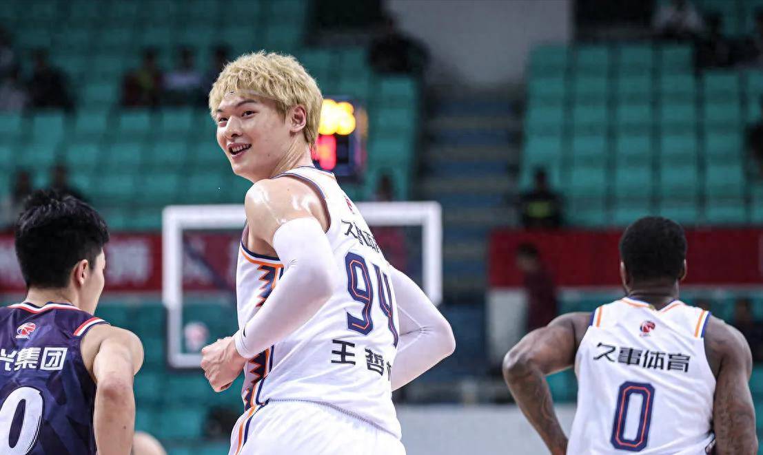 两队首发情况,广州队先发崔永熙,陈盈骏,于晓辉,布朗,祝铭震,上海队先