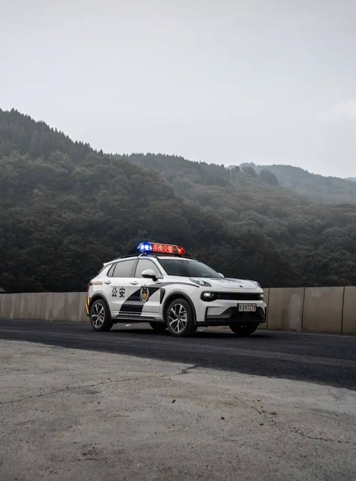 领克01:安全护航,一路"领"跑无忧!