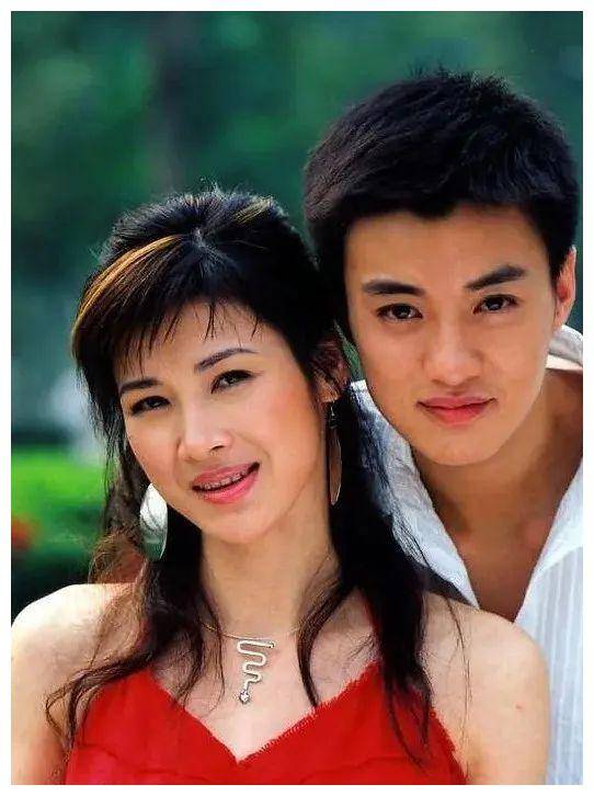 其实在《亮剑》之前,童蕾就被海岩选中,跟周一围,王珞丹合作了《深牢