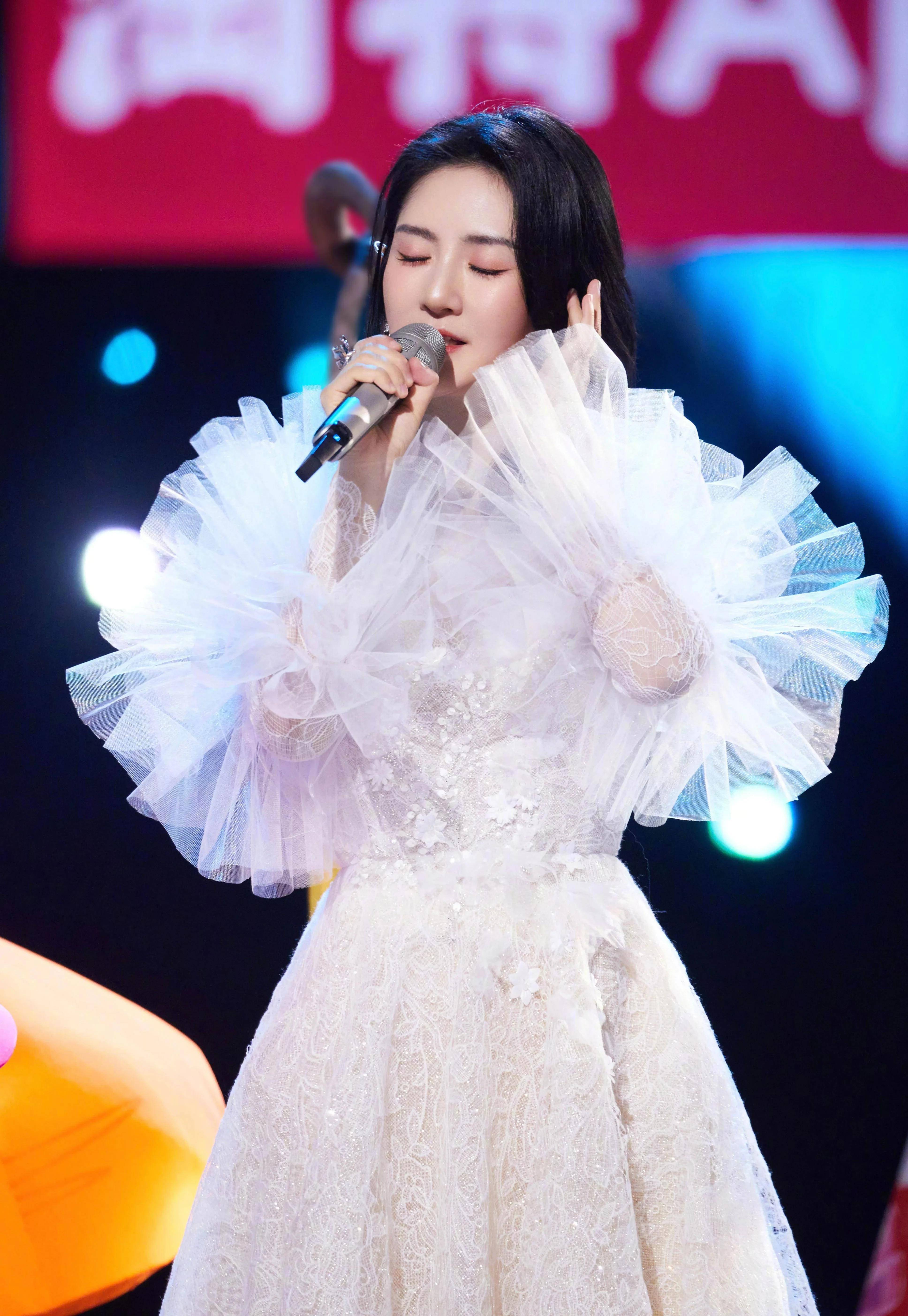 当谢娜穿上时尚袜时,张杰说:老婆,你就是我想要的那一个女孩