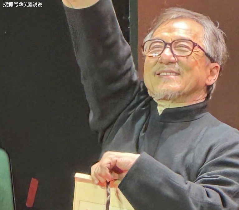 原创70岁成龙亮相活动中式黑衣显庄严白发白胡子笑容和蔼