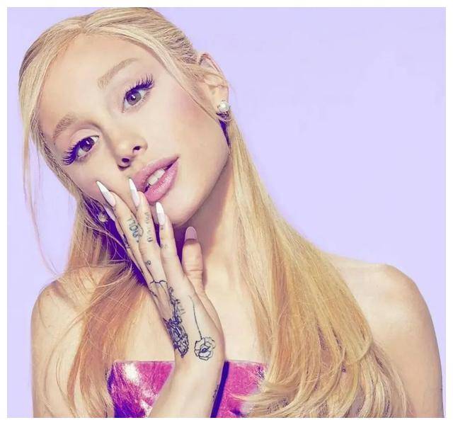 arianagrande和troyesivan,他们共同书写着音乐传奇,成为了音乐界的"