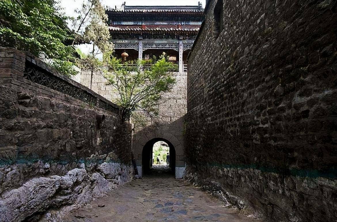 除了丰富的历史遗迹和文化景点,阳泉还有许多美丽的自然景观值得探索.
