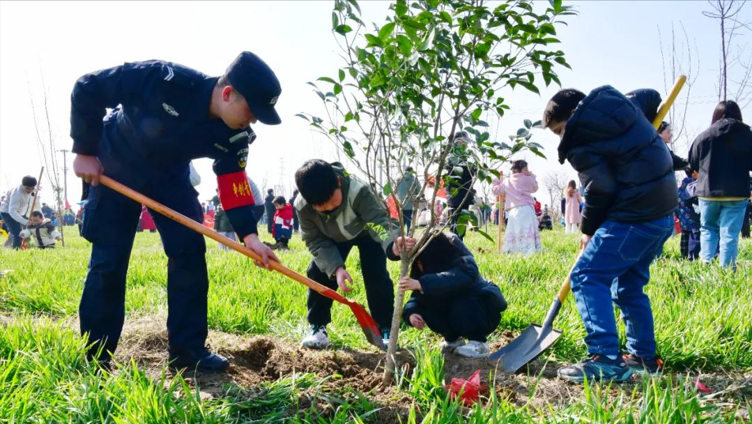 阜阳阜南县公安局组织团员青年参加植树节公益志愿服务活动