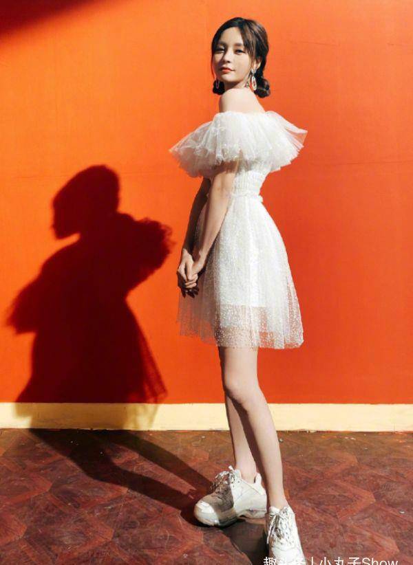 沈梦辰是湖南卫视签约主持人,从湖南大学毕业后就直接进入了湖南卫视.