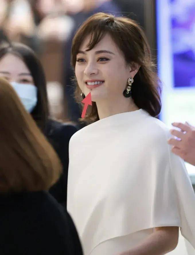 孙俪这次总算穿对了!摒弃微商头的她,仅靠齐肩长发梦回熹贵妃!